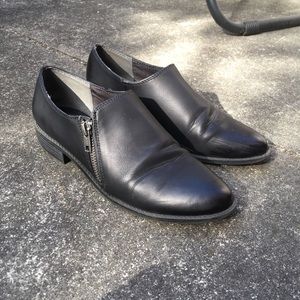 BC low cut black bootie with zipper detail size 7